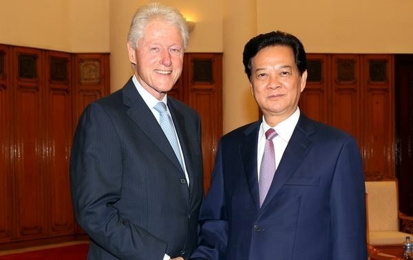 Prime Minister Nguyen Tan Dung receives former US President Bill Clinton